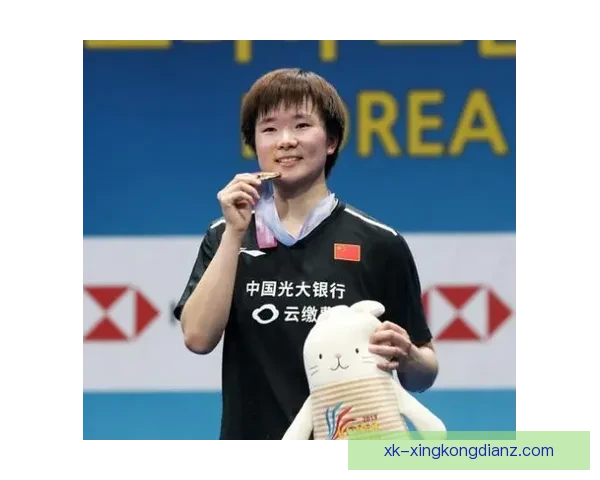 中国羽女将何冰娇带西班牙徽章上台 暖举获赞